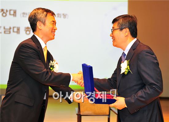 김창대 한국상담학회장(왼쪽)이 박상철 호남대부총장에게 감사패를 전달하고있다.