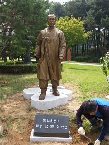 수원올림픽공원에 건립된 필동 임면수 선생 동상