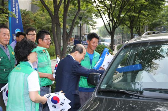 [포토]박홍섭 마포구청장, 출근길 태극기 배포 