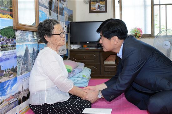 [포토] 이춘희 세종시장, 독립유공자 유족 위문 방문