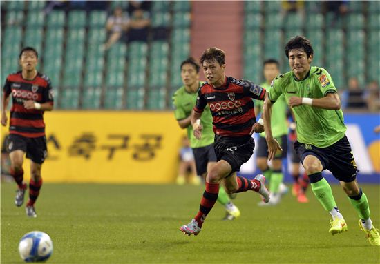 포항, 선두 전북에 3-0 완승…성남·인천도 원정 승(종합)