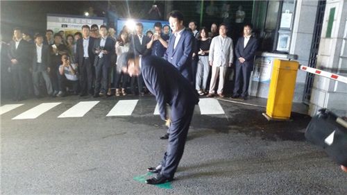 ▲최태원 SK그룹 회장이 14일 자정 의정부 교도소에서 출소한 뒤 고개숙여 인사하고 있다.