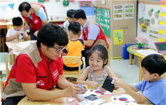 롯데마트 행복드림 봉사단, 8월은 ‘태극기 나눔’ 활동