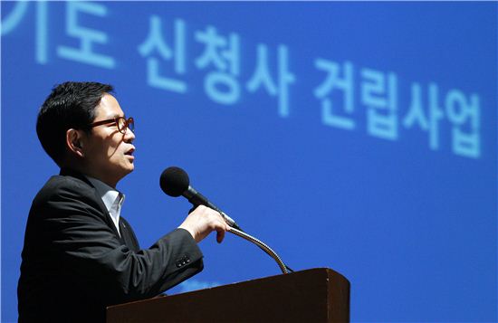 박수영 도 행정1부지사가 13일 광교에서 주민들을 대상으로 신청사 건립에 대해 설명하고 있다.