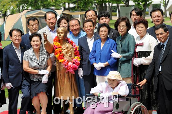 광주시청에  모습 드러낸 위안부 "평화의 소녀상" 