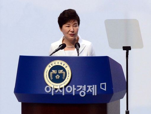 제70주년 광복절을 맞아 경축사를 읽는 박근혜 대통령. 