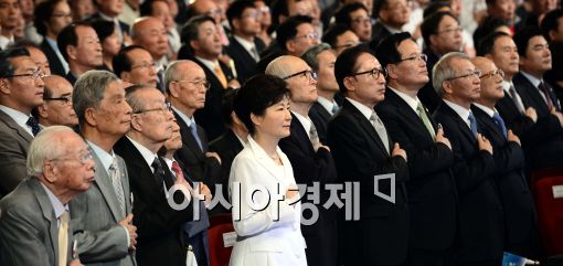 [포토]국민의례하는 박근혜 대통령