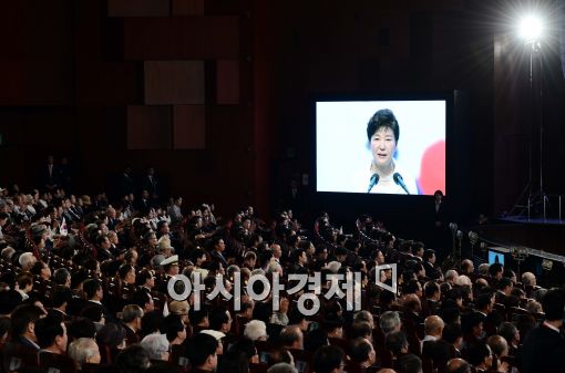 [포토]경축사 전하는 박근혜 대통령