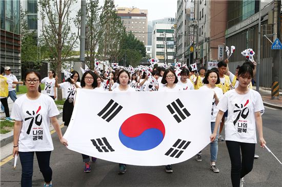 태극기 흔들며 만세 재현 종로구 광복 70주년 