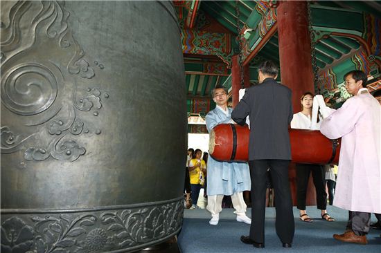 태극기 흔들며 만세 재현 종로구 광복 70주년 