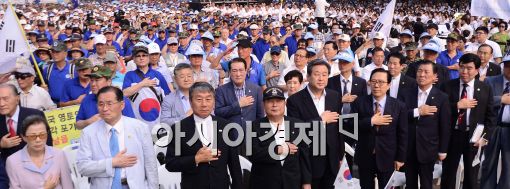 [포토] 국민의례하는 김무성 대표