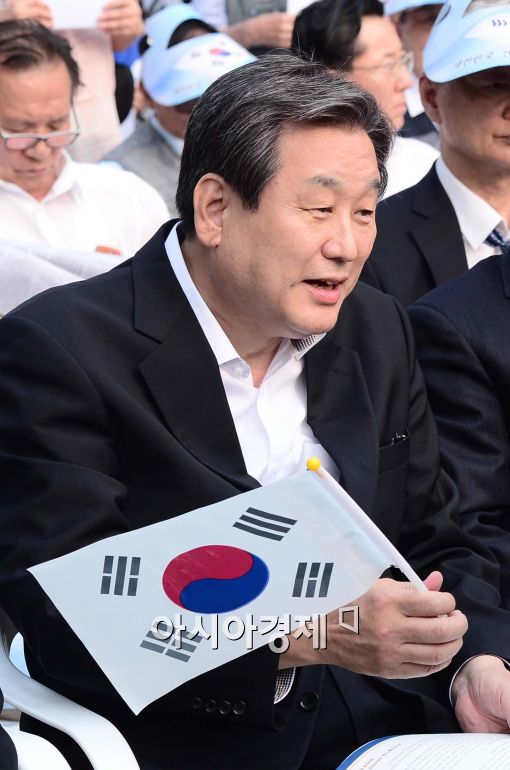 [포토] 태극기 들고 있는 김무성 새누리당 대표
