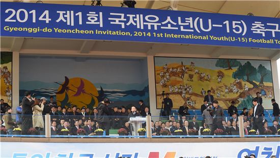 남경필 경기지사가 지난해 11월 경기도 연천에서 열린 유소년 축구대회에서 축사를 하고 있다. 