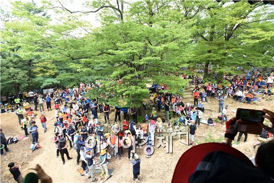 산림조합중앙회(회장 이석형)는 광복70주년과 산림녹화70주년을 맞아 815인의 시민과 함께 ‘815인 북한산 등반대회’를 개최하고 순국선열을 추모하는 815마리의 나비와 함께 광복70주년을 축하하고 산림녹화를 통한 남북한의 통일을 기원했다.
