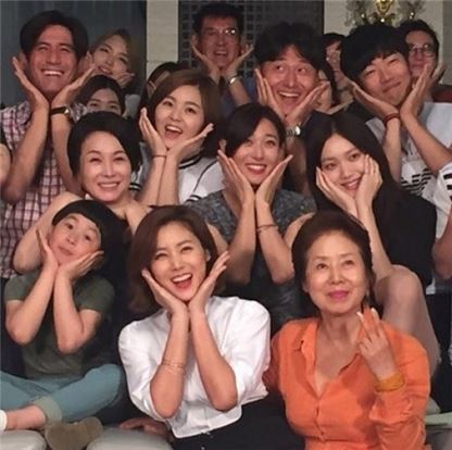 '여왕의 꽃' 김성령, 촬영 현장 공개…"Be Happy"