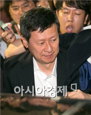 신동주 회장, 경영권 소송 나선다…11시 긴급 기자회견(상보)