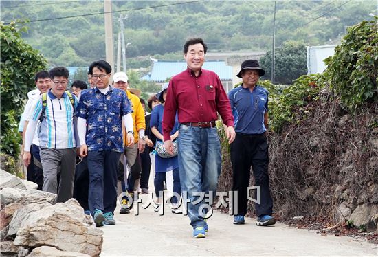 이낙연 전남도지사,신안 반월·박지도 방문 주민과 섬 가꾸기 의견 나눠