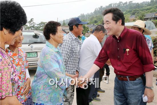 이낙연 전남도지사,신안 반월·박지도 방문 주민과 섬 가꾸기 의견 나눠