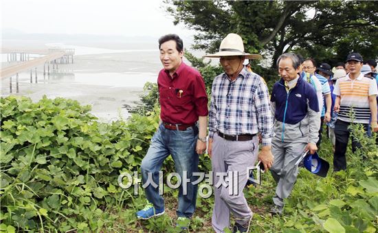 이낙연 전남도지사,신안 반월·박지도 방문 주민과 섬 가꾸기 의견 나눠