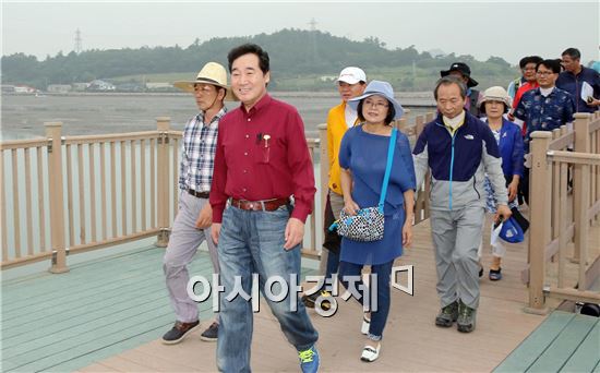 이낙연 전남도지사,신안 반월·박지도 방문 주민과 섬 가꾸기 의견 나눠