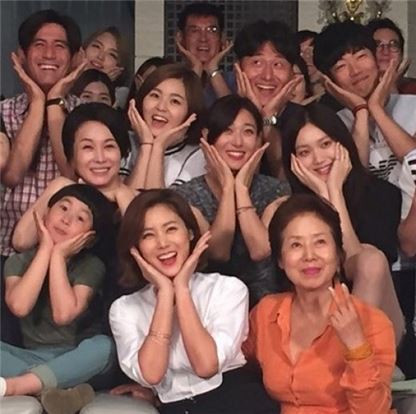 '여왕의 꽃' 김성령, 촬영 현장 공개…개성 넘치는 표정에 '화기애애'