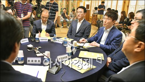 [포토]발언하는 현정택 청와대 수석