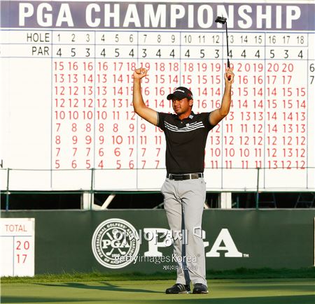 제이슨 데이가 97번째 PGA챔피언십 최종일 18번홀에서 우승이 확정되는 순간 환호하고 있다. 콜러(美 위스콘신주)=Getty images/멀티비츠 