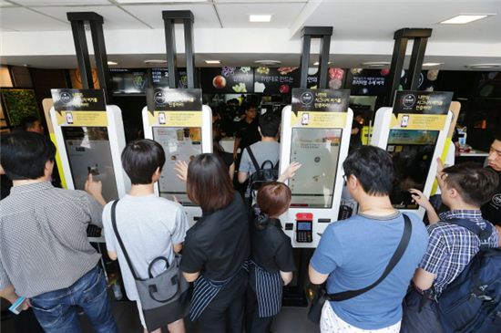 지난 14일, 맥도날드 신촌점에서 고객들이 디지털 키오스크를 이용해 신개념 플랫폼 ‘시그니처 버거’를 주문하고 있다.