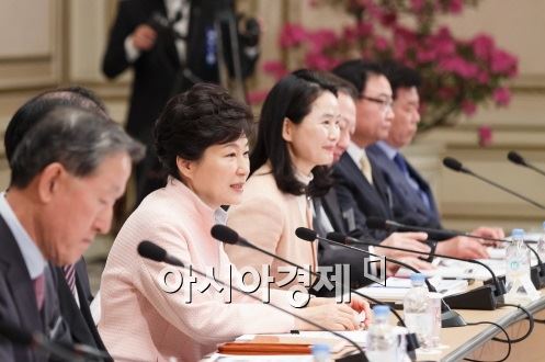 박근혜 대통령이 지난 3월 19일 청와대에서 열린 제7차 무역투자진흥회의에 참석해 모두발언하고 있다.(사진 제공 : 청와대)