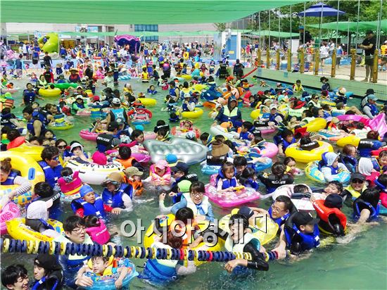 함평군(군수 안병호)이 운영한 함평엑스포공원 물놀이장이 16일 성황리에 폐장했다.