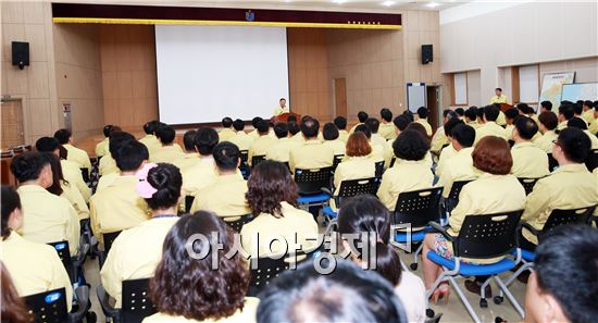 전라남도교육청(교육감 장만채)은 17일 공무원 비상소집을 시작으로 오는 20일까지 4일간 을지연습에 돌입했다. 
