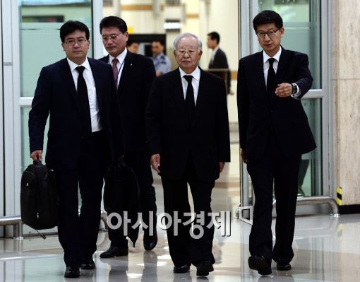 [포토]입국하는 손경식 CJ대표이사 회장