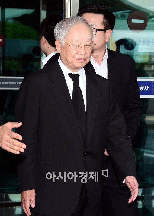 [포토]입국장에 들어선 손경식 CJ대표이사 회장