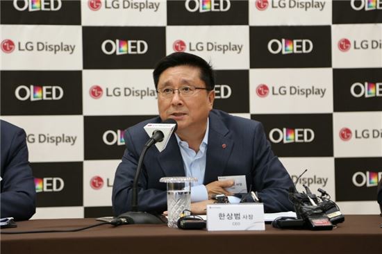 LG디스플레이 CEO 한상범 사장이 17일 LG디스플레이 파주공장에서 열린 20주년 기념 행사에서 기자들의 질문에 답변하고 있다.