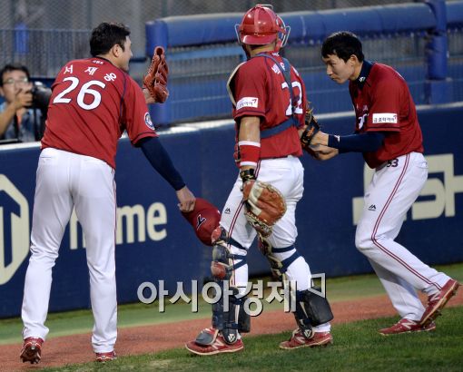 [포토]서재응, '김호령, 두 번의 호수비가 날 살렸어!'