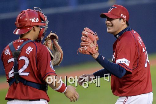 [포토]서재응, '백용환, 도루저지 좋았어!'