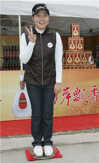 임지나는 2009년 현대차 중국여자오픈에서 홀인원을 작성해 자신의 체중만큼 금문고량주를 받았다. 사진=KLPGA투어 제공