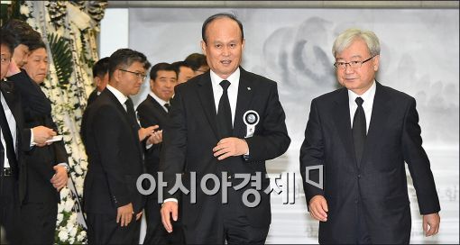 [포토]김석동 전 금융위원장, 故 이맹희 명예회장 빈소 조문