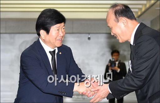 [포토]박병석 국회 부의장, 故 이맹희 명예회장 빈소 조문