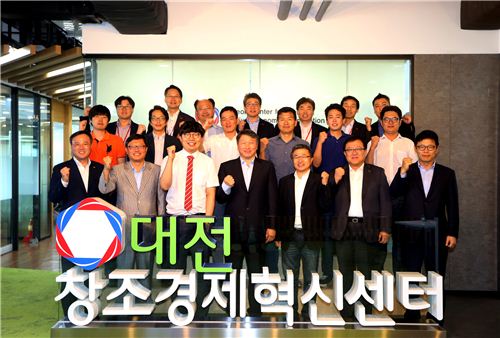 ▲SK 최태원 회장이 17일 대전창조경제혁신센터를 방문해 입주기업 대표, 청년 창업가, 센터 운영진들과 함께 화이팅을 외치고 있다.
