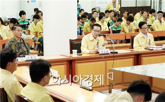 광주 동구는 18일 지하민방위교육장에서 을지연습 2일차 일일상황보고회를 가졌다. 보고회를 주재한 노희용 동구청장은 “관련기관과 적극 협조하여 을지연습에 부여된 임무를 신속히 처리할 것”을 당부했다. 사진제공=광주시 동구
