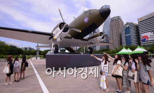 [포토]여의도공원에 설치된 C-47 수송기
