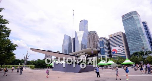 [포토]'도심공원에 설치된 C-47 수송기'