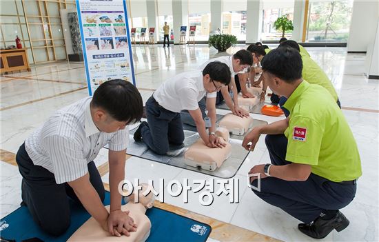 18일 광주 동구 대인동 광주은행 본점 1층 로비에서 광주은행 직원 및 고객들이 을지연습의 일환으로 심폐소생술 현장체험을 하고 있다. 사진제공=광주은행