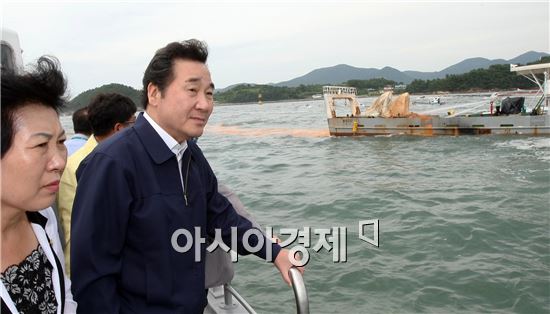 이낙연 전라남도지사가 18일 여수해역 적조 방제 현장을 점검하고, 어업 피해가 없도록 방제에 총력을 기울여줄 것을 지시했다. 사진제공=전남도
