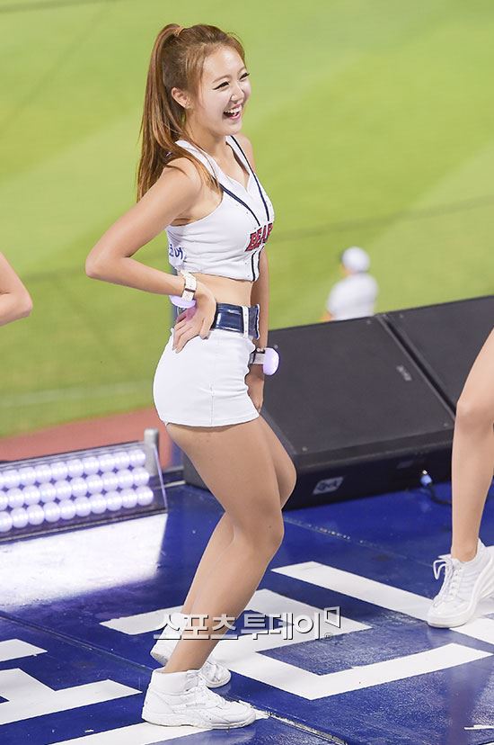[포토] 치어리더, 엉밑살이 보일 듯 말듯~