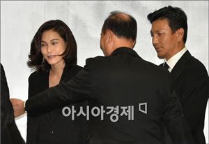 이서현 제일모직 사장 부부, 故 이맹희 회장 빈소 찾아