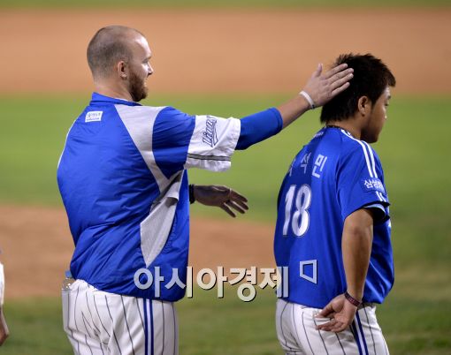 [포토]클로이드, '박석민, 너만 보면 장난치고 싶어~' 