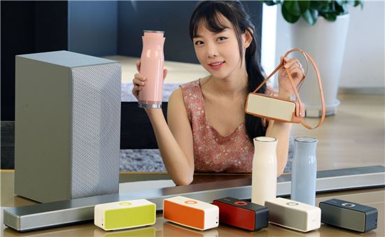 LG전자 모델이 무선 오디오 제품들을 소개하고 있다.
