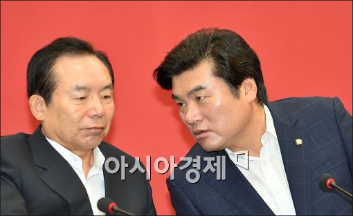 [포토]귓속말 나누는 원유철·이인제